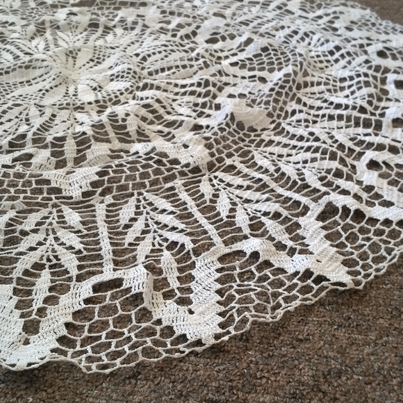 Vintage Large Table Cloth Doilies 31" - Picture 3 of 12